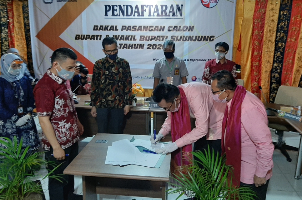 Paslon Indenpenden Endre Saifoel menandatangani penyerahan berkas disaksikan Ketua KPU Sijunjung